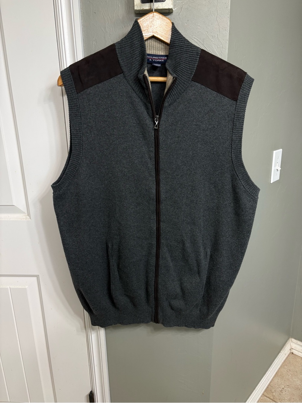 Roundtree & Yorke Charcoal and Dark Brown Knit Zip Vest